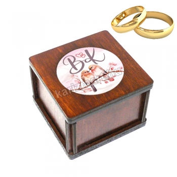 Monogramos madaras, Gyűrűtartó doboz
